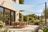Shadow Comfort driehoek Country Blue als schaduwdoek boven een terras